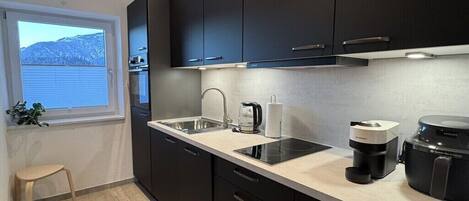 Kjøleskap, ovn, kokeplater og oppvaskmaskin