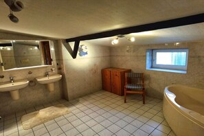 Shower, hair dryer - Farmhouse for arrival (Tackesdorf Kreis Rendsburg-Eckernförde)
