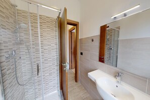 Shower, hair dryer - Relaxed Coastal Stay in Pietra Ligure (Pietra Ligure)