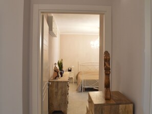 Travel cot, free WiFi, bed sheets