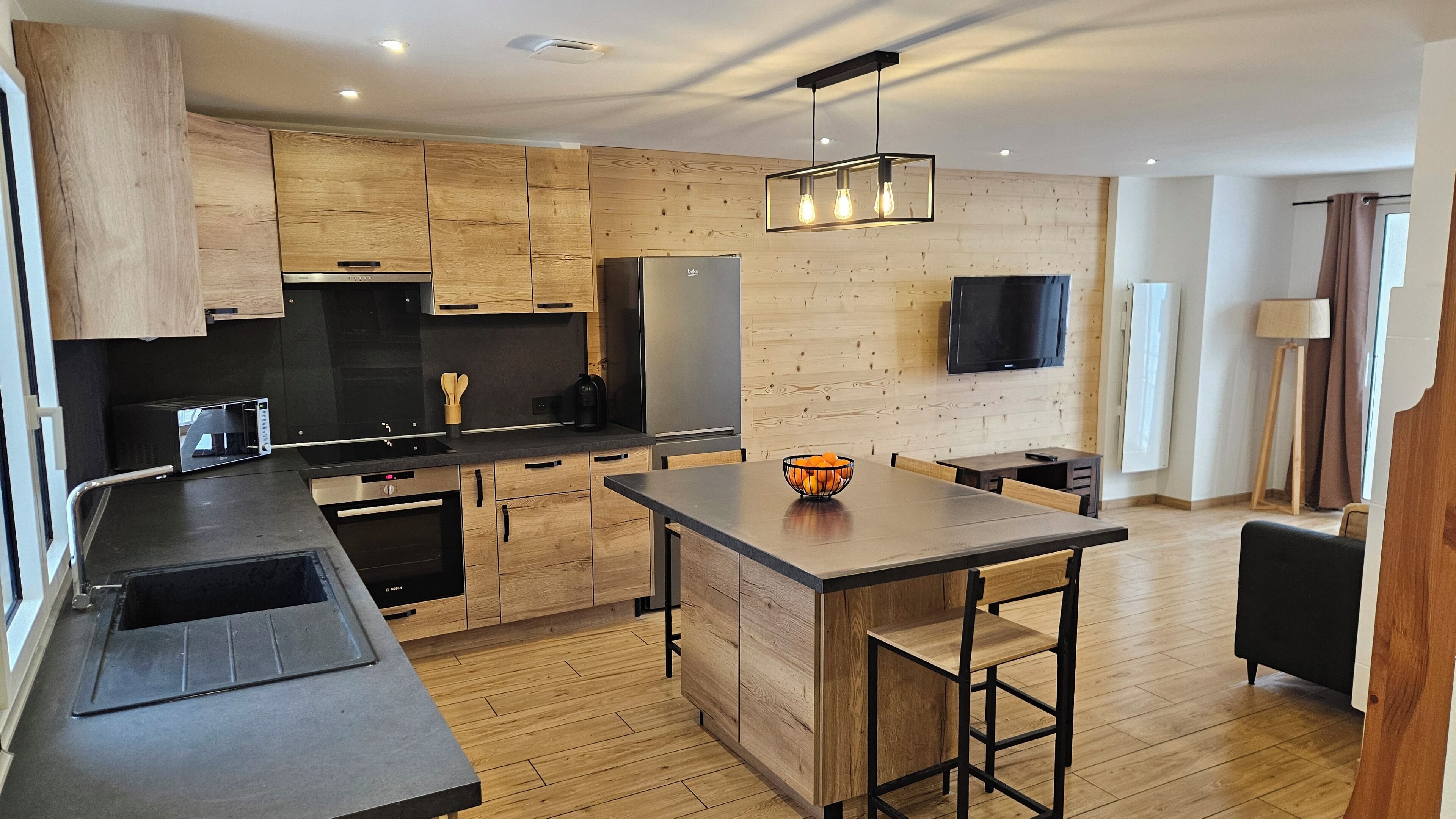 Mikrobølgeovn, ovn, kokeplater og oppvaskmaskin