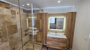 Dusche, Haartrockner, Handtücher, Seife