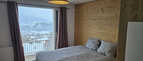 Iron/ironing board, bed sheets