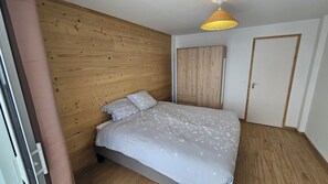 Iron/ironing board, bed sheets - Large 75m2 apartment in Font Romeu - 2 steps from town center and ski lifts (Font-Romeu-Odeillo-Via)