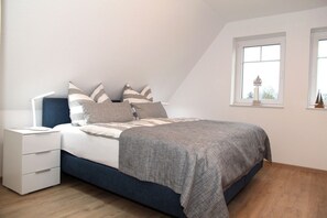 3 bedrooms, desk, iron/ironing board