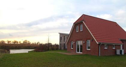 Grachtenblick II - Exclusive, detached vacation home on the water with a great view of the