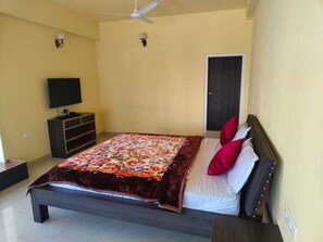 Desk, free WiFi - D'BONN INN (Shillong)