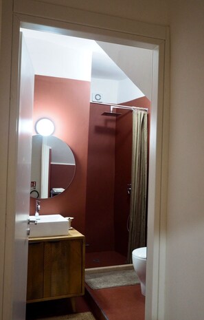 Shower, hair dryer, bidet, towels - Apartment via San Carlo 21, Pianoscarano, historic center of Viterbo (Viterbo)