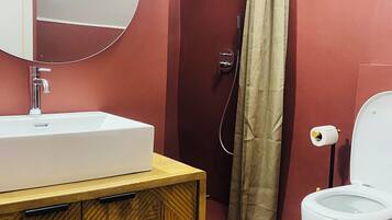 Dusche, Haartrockner, Bidet, Handtücher