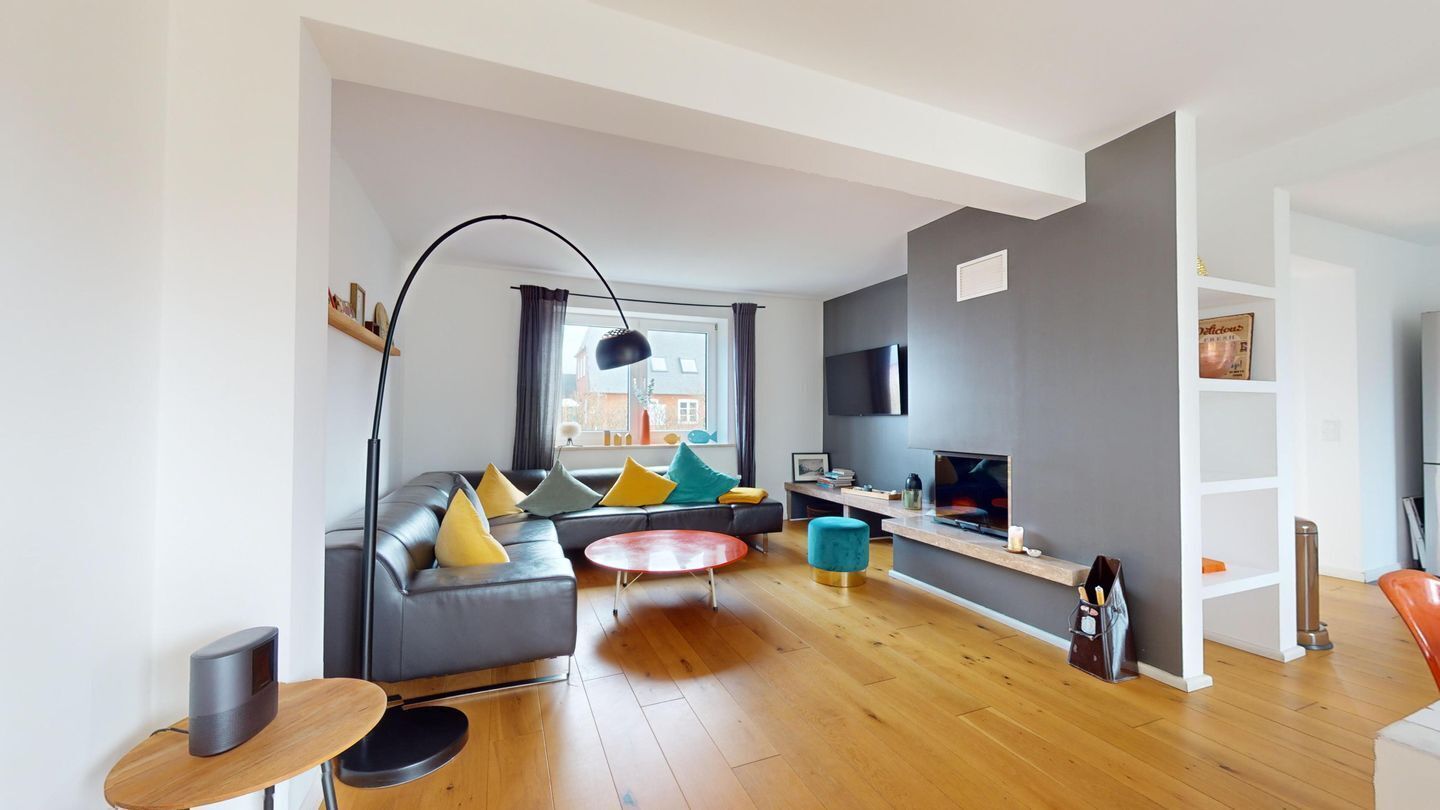 Een televisie en een open haard