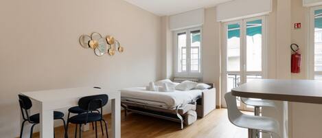 2 habitaciones y tabla de planchar con plancha