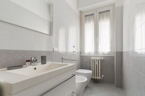 Shower, bidet, towels