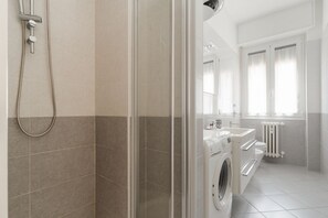 Douche, bidet, serviettes fournies