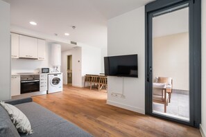 A modern apartment with a kitchen, a dining area, and a living room. - The Kings Residence: Business Ready alquiler temporal (San Sebastián de los Reyes)