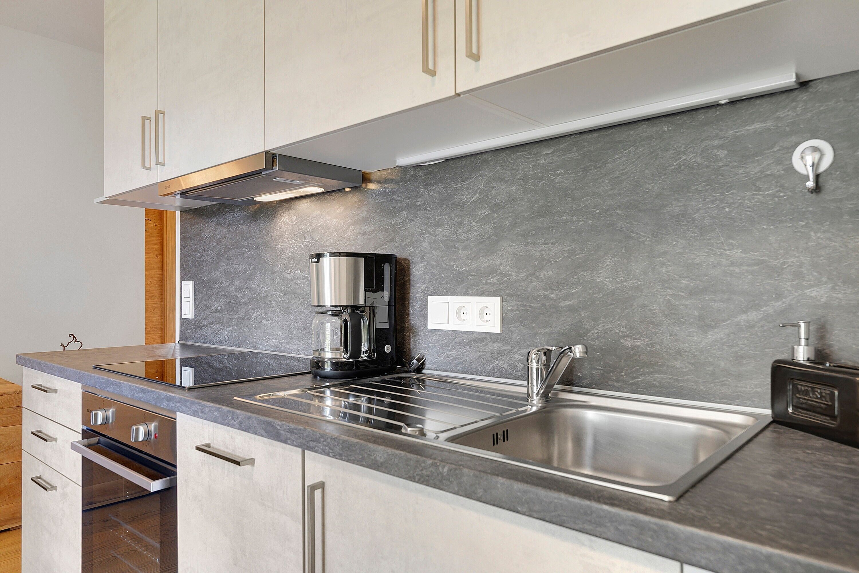 Réfrigérateur, un four, surface de cuisson, lave-vaisselle