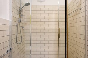 A glass-enclosed shower with a handheld showerhead and a handheld hose. - Apartment Maruna with Mountain View, Private Terrace and Wi-Fi (Magrè allʼ Adige)
