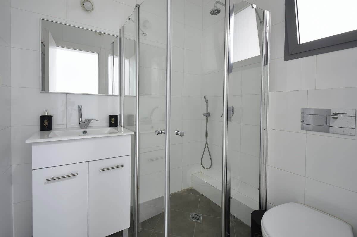 Douche, serviettes fournies, shampoing