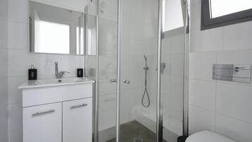Douche, serviettes fournies, shampoing