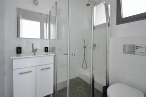 Shower, towels, shampoo