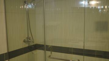 Secador de pelo, toallas, jabón, papel higiénico