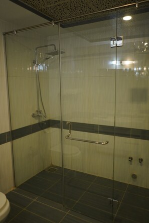 Secador de pelo, toallas, jabón, papel higiénico