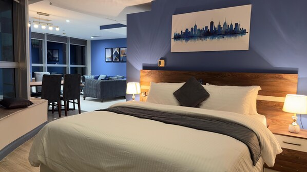 Tabla de planchar con plancha, wifi y ropa de cama