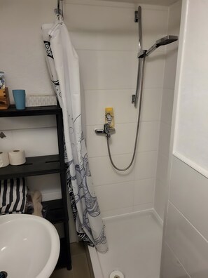 Douche, articles de toilette (gratuits), serviettes fournies