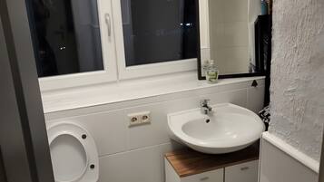 Ducha, artículos de tocador gratuitos, toallas