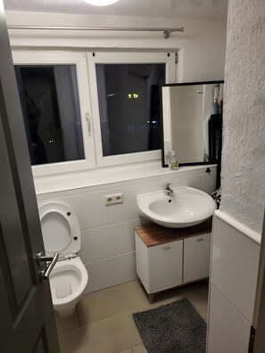 Dusch, gratis toalettartiklar och handdukar