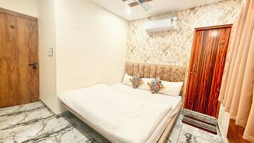 Roupas de cama premium, escrivaninha, espaço de trabalho para notebook