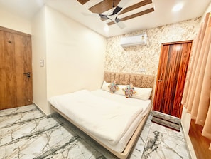 Premium bedding, desk, laptop workspace, free WiFi - Near Mahakal Temple Hotel M L Y  Ujjain (Ujjain)