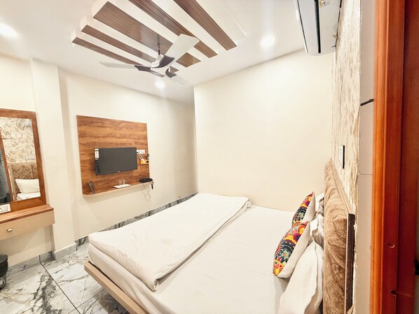 Premium bedding, desk, laptop workspace, free WiFi - Near Mahakal Temple Hotel M L Y  Ujjain (Ujjain)