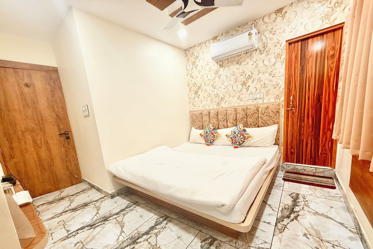 Premium bedding, desk, laptop workspace, free WiFi