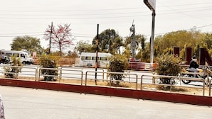 Unclassified image, 5 of 7, button - Near Mahakal Temple Hotel M L Y  Ujjain (Ujjain)