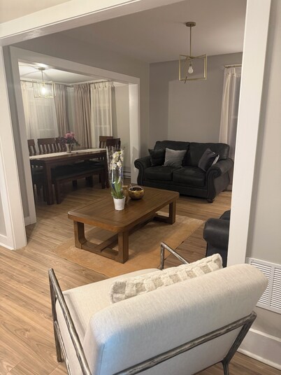 Walk to the Beach!3 BR Cozy and Comfortable stay in Blohm Street, West Haven