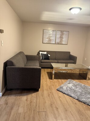 Living area - 3-bedroom townhome in peaceful New Haven near Yale Science Center (New Haven)