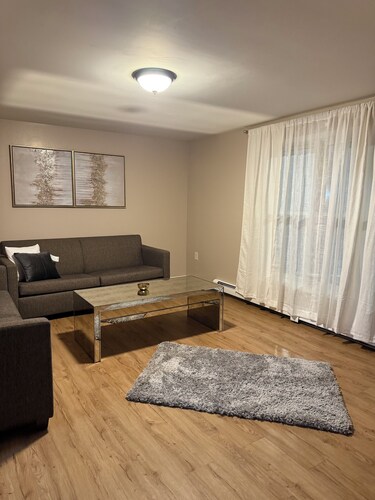 Available for long-term stays only 3 BR townhome in near Yale Science Center