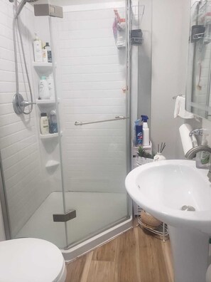 Shower, hair dryer, towels, soap - Walk to the Beach!3 BR Cozy  and Comfortable stay in Blohm Street, West Haven (West Haven)