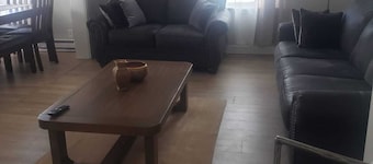 Walk to the Beach!3 BR Cozy  and Comfortable stay in Blohm Street, West Haven
