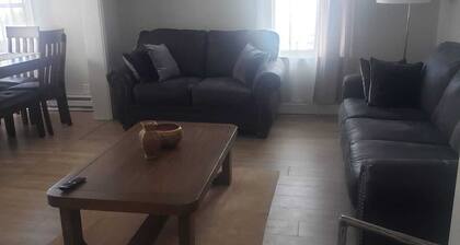 Walk to the Beach!3 BR Cozy and Comfortable stay in Blohm Street, West Haven