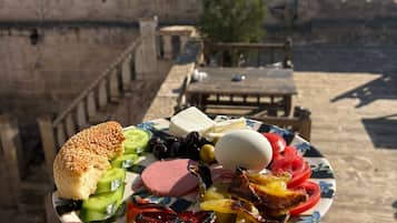 Desayuno con opciones de la cocina local incluido todos los días