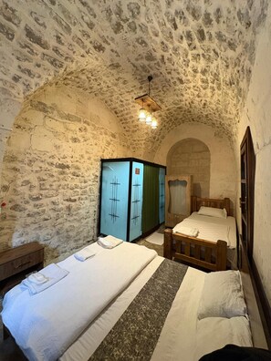 Deluxe Triple Room, Garden View | Egyptian cotton sheets, premium bedding, minibar, desk - Beykapısı Konağı Konak Otel (Sanlıurfa)