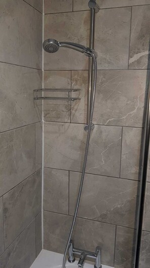 Douche, serviettes fournies, savon, papier toilette