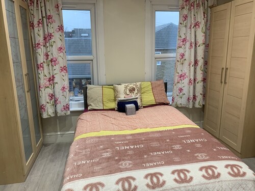 Perfect 4-bedroom house in charming Gillingham for your getaway