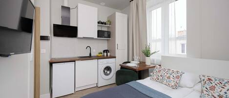 Iron/ironing board, WiFi, bed sheets