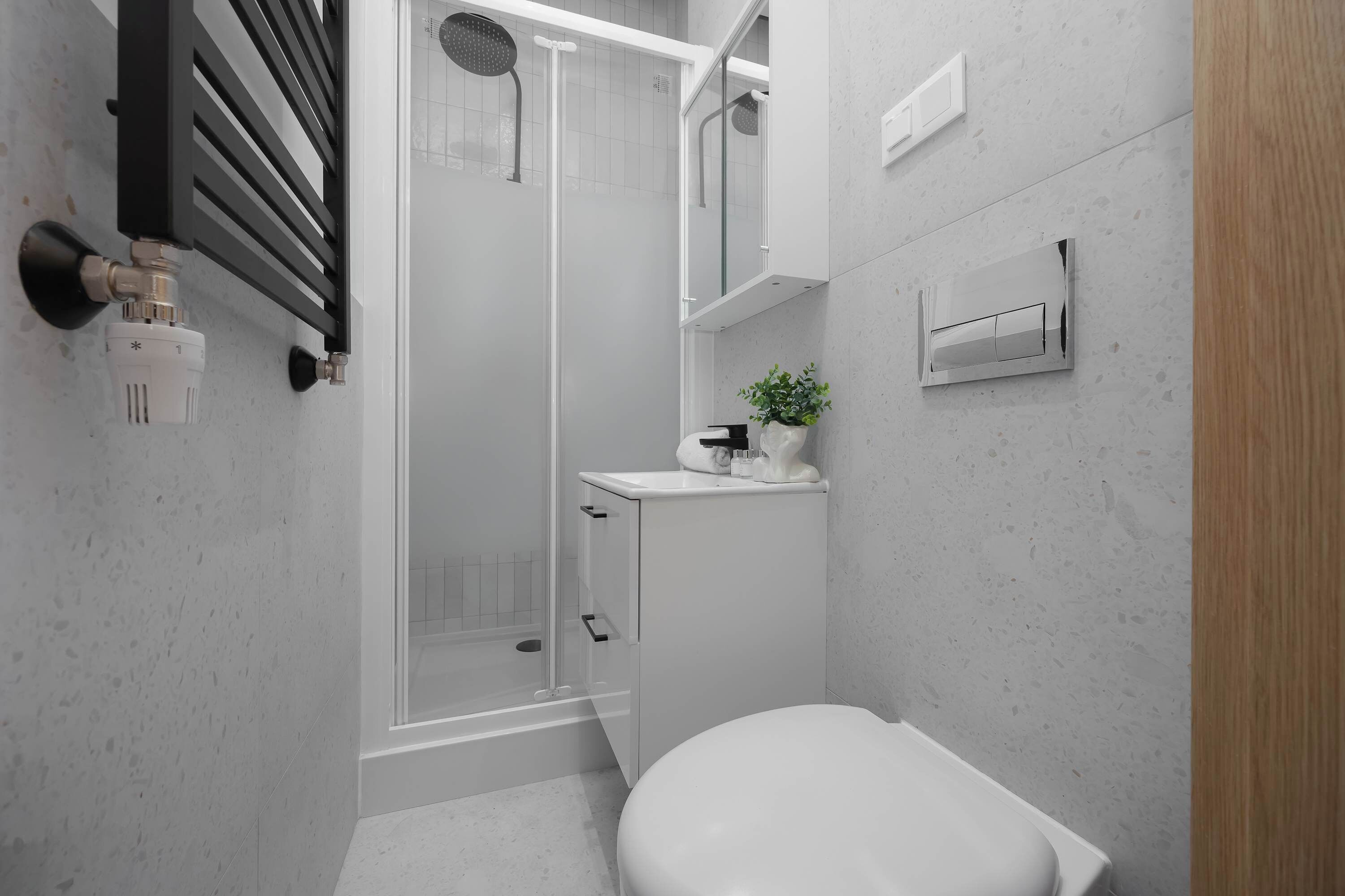 Douche, sèche-cheveux, serviettes fournies