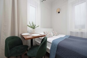 Een strijkplank/strijkijzer, wifi, beddengoed