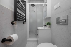 Een douche, een haardroger, handdoeken, shampoo