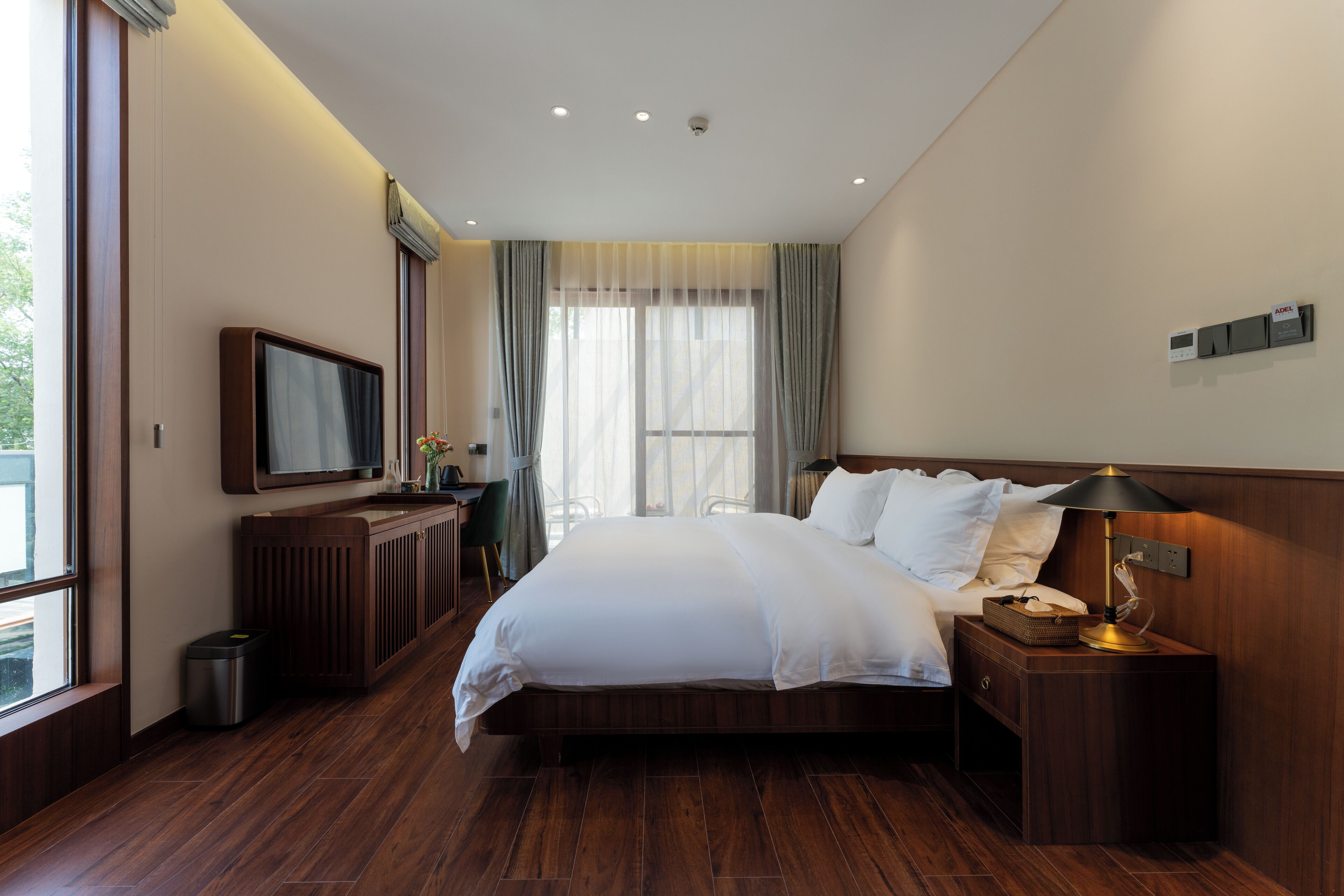 Laptop workspace, free WiFi