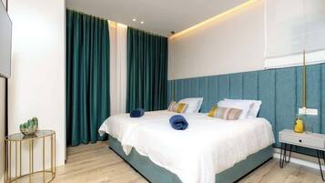 Travel crib, WiFi, bed sheets